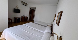 Standard triple room ELE Acueducto Hotel Segovia