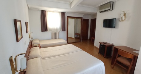 Standard triple room ELE Acueducto Hotel Segovia
