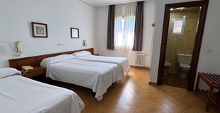 Standard triple room ELE Acueducto Hotel Segovia