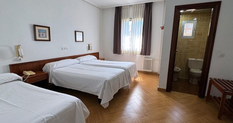 Standard triple room ELE Acueducto Hotel Segovia