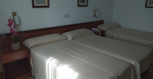 Standard triple room ELE Acueducto Hotel Segovia
